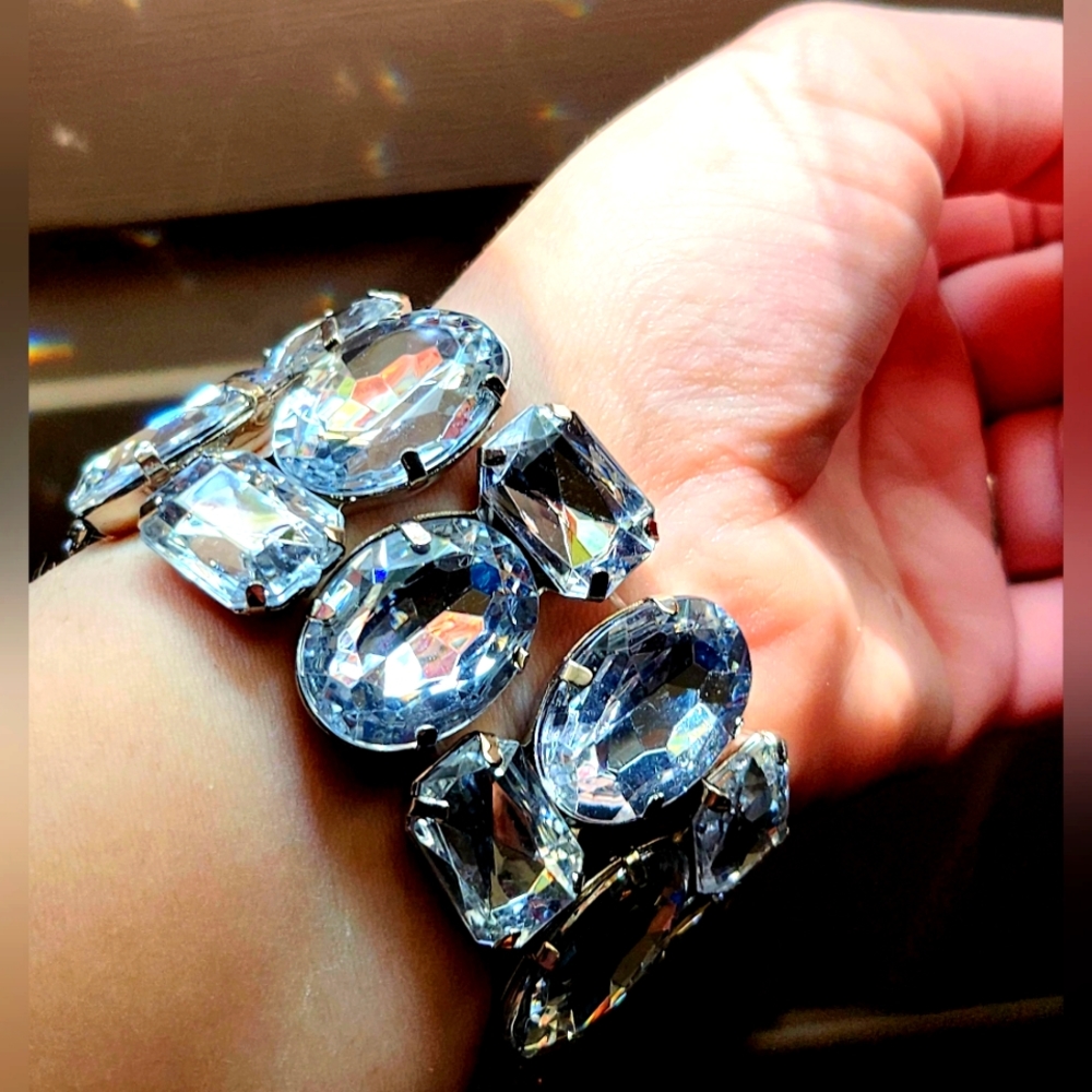 NWT BIG BAUBLE FAUX GEMS STRETCH BRACELET O/S!